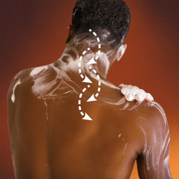 AXE Dark Temptation żel 3w1: mężczyzna z pianą na plecach, widok z tyłu. Nawilżenie i zapach czekolady z bursztynem.