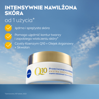 NIVEA Q10 EKSTRA ODŻYWIENIE Przeciwzmarszczkowy krem w białym słoiku, z przodu na tle nieba.