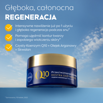 Granatowy słoik NIVEA Q10 regenerującego kremu na noc ze złotą zakrętką, na tle błękitnego nieba.
