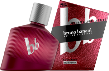 Asymetryczna butelka perfum Bruno Banani Loyal Man w kolorze bordo z logo bb, obok pasujące pudełko. Widok pod kątem.