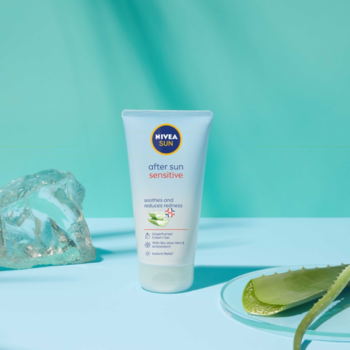 Niebieska tubka NIVEA SUN After Sun Sensitive kojącego kremu-żelu, na jasnoturkusowym tle z aloesem.