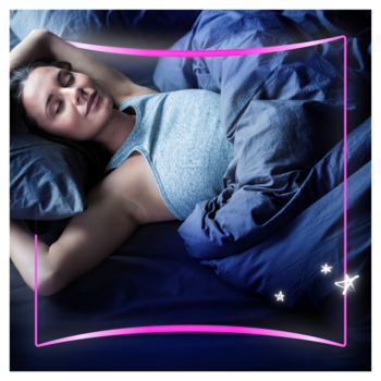 Kobieta śpiąca spokojnie pod niebieską kołdrą z różową ramką. Podpaski Always Platinum Secure Night dla komfortu i ochrony.