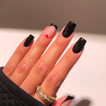 Lakier Semilac 031 Black Diamond: głęboka czerń na kwadratowych paznokciach, serce i french na jednym.