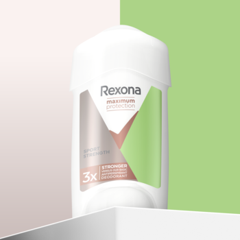 Rexona Maximum Protection Sport Strength antyperspirant w kremie, biały z grafiką 3x Stronger, na dwukolorowym tle.