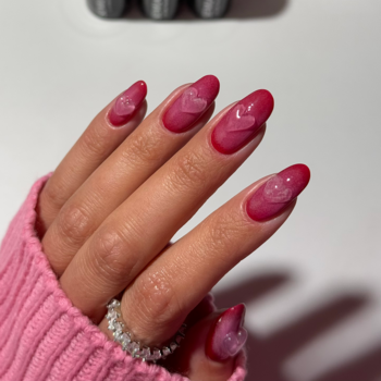 Manicure z lakierem Semilac 071 Deep Red, ombre od głębokiej czerwieni do różu, z sercami 3D.