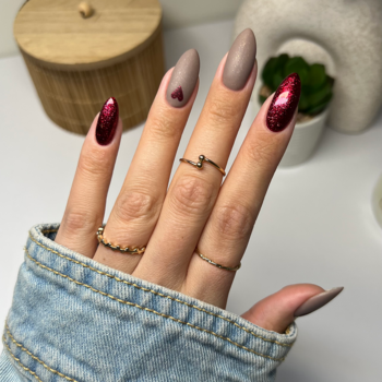 Manicure hybrydowy: czerwony brokat Semilac 181 Spicy Salsa i matowy beż. Migdałowe paznokcie, małe serce.