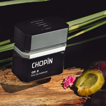 Chopin OP.9 Eau de Parfum, czarny flakon z metalicznym korkiem na tle drewna i śliwek.