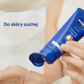 Niebieski NIVEA Intensive Moisture krem do rąk dla suchej skóry, wyciskany na dłoń. 100 ml.