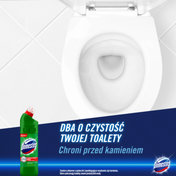 Domestos Przedłużona Moc, zielony żel do WC obok czystej, białej toalety, z tekstem o ochronie przed kamieniem.