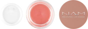 NAM Reviving Lip Mask: otwarty słoiczek z koralowym balsamem, biały spód i beżowa pokrywka, widok z góry.