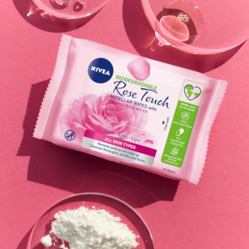 Biodegradowalne chusteczki micelarne NIVEA Rose Touch w różowym opakowaniu z wodą różaną, widok z góry.