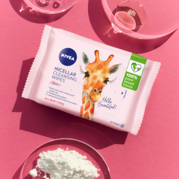 Różowe chusteczki NIVEA Micellar Cleansing Wipes, 100% roślinne, z żyrafą, widok z góry na różowym tle.