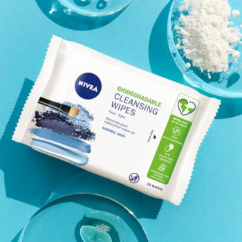 Białe opakowanie NIVEA Biodegradowalnych Chusteczek do demakijażu, widok z góry na niebieskim tle z przezroczystymi płynami.