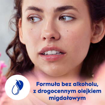 Kobieta w zbliżeniu, obok ikona i tekst "Formuła bez alkoholu, z drogocennym olejkiem migdałowym". NIVEA chusteczki do demakijażu.