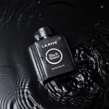 Czarny flakon wody toaletowej LA RIVE Black Water z kroplami, leżący w ciemnej, falującej wodzie.