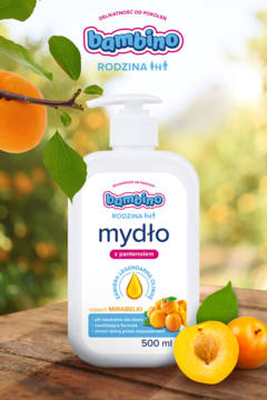 Białe mydło Bambino Rodzina 500 ml z pompką, zapach mirabelki i pantenolem, widok z przodu na tle natury.