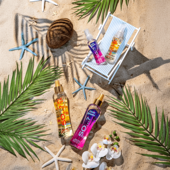 So...? Escapes Ibiza Dreams mgiełka do ciała. Butelki w barwach zachodu słońca na piasku z palmami i rozgwiazdami, widok z góry.