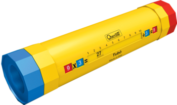 Żółta tuba Dante do nauki tabliczki mnożenia, z niebieską i czerwoną nasadką, wyświetlająca 9x3=27, widok pod kątem.