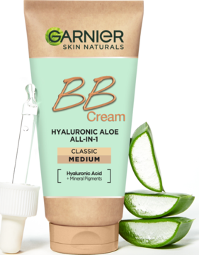 Garnier BB Cream Hyaluronic Aloe All-in-1 Classic Medium, zielona tubka z beżowymi akcentami, obok liście aloesu.