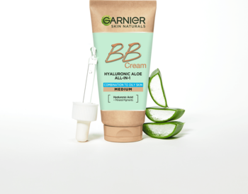 Garnier BB Cream Hyaluronic Aloe All-Dry Medium SPF20 w beżowej tubce, z kroplomierzem i aloesem, widok z przodu.
