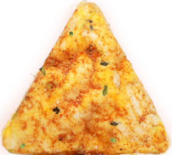 Pojedynczy, trójkątny chips Piramidka Proteinowa BBQ, żółto-pomarańczowy, posypany czerwonymi przyprawami i ziołami, na czerwonym tle.