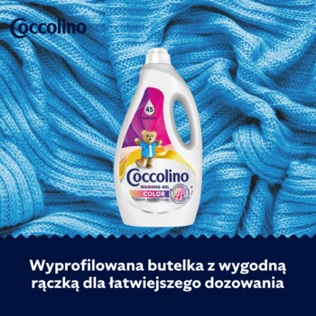 Biała butelka Coccolino Care żelu do prania kolorów, z wygodną rączką, stojąca na tle niebieskiego koca.