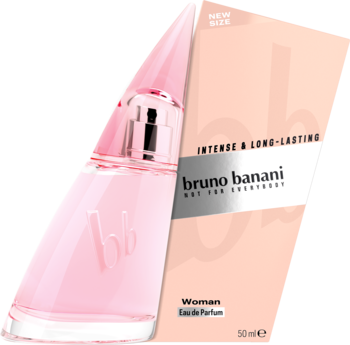 Różowa woda perfumowana Bruno Banani 50 ml w asymetrycznym flakonie i beżowe pudełko z napisem "bb", widok pod kątem.