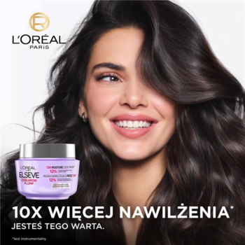 Kobieta z lśniącymi włosami i maska L'Oréal Elseve Hyaluron Plump dla 10x nawilżenia, widok z przodu.