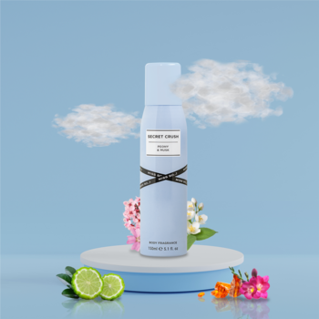 Miss So…? Secret Crush perfumowany dezodorant w jasnoniebieskim sprayu z czarną wstążką, na postumencie z kwiatami, widok z przodu.