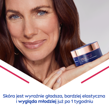 Uśmiechnięta kobieta trzyma w dłoni fioletowy słoik NIVEA Cellular Expert Lift Anti-Age na noc z miedzianą zakrętką.