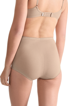 Tył beżowych majtek Sloggi Basic Maxi na modelce, pełne krycie, wysoki stan, gładki materiał.