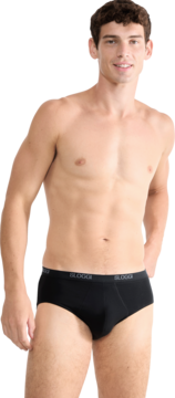 Mężczyzna w czarnych, elastycznych slipach Sloggi Men Basic Midi z widocznym logo na pasie, widok z przodu.