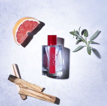 Azzaro Sport woda toaletowa, butelka z czerwoną etykietą, obok grapefruit, szałwia i drzewo sandałowe.