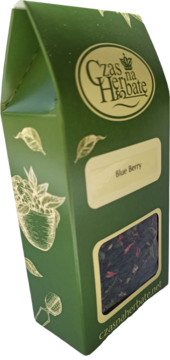 Zielone opakowanie herbaty liściastej Blue Berry, widok pod kątem. Złote logo Czas na Herbatę, widoczne liście.