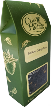 Zielone pudełko herbaty Earl Grey Orange flower, z złotym logo i okienkiem z liśćmi. Widok pod kątem, z przodu.