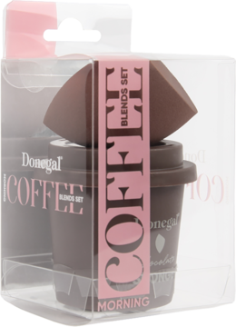 Zestaw Donegal COFFEE Blends: brązowa gąbka do makijażu i ciemne etui w kształcie kubka kawy, w pudełku.