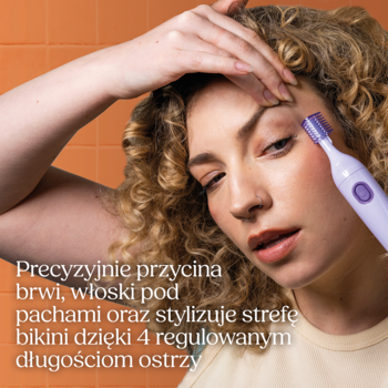 Wilkinson Sword Intuition 4-w-1 Perfect Finish: kobieta precyzyjnie przycina brwi fioletową golarką. Tło z kafelków.