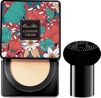 Otwarty, czarny kompakt nawilżającego kremu BB Love Skin Cushion Cream z kwiecistą pokrywką i aplikatorem.