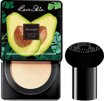 Nawilżający BB krem Avocado Cushion w otwartym czarnym kompakcie z zielonym avocado i aplikatorem typu mushroom head.