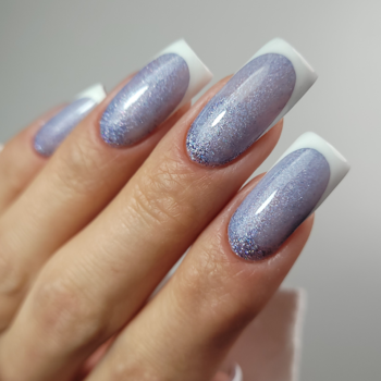 Długie, kwadratowe paznokcie z fioletowo-niebieskim lakierem FLASH, french manicure z białymi końcówkami.