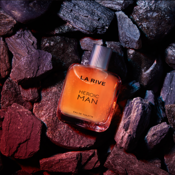 La Rive Heroic Man EDT, bursztynowa butelka męskiej wody toaletowej na ciemnych, skalnych odłamkach.