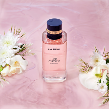 La Rive Her Choice woda perfumowana, różowa butelka z granatową nakrętką, otoczona białymi kwiatami na różowym tle, widok z przodu.