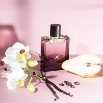 Bugatti Bella Donna Intensa perfumy w burgundowej butelce, z orchideą, gruszką, wanilią i ziarnami kawy.
