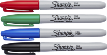 Cztery markery Sharpie permanentne Fine Point: czerwony, zielony, niebieski, czarny, ułożone poziomo.