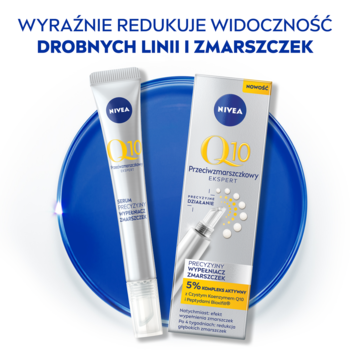 Serum NIVEA Q10 Precyzyjny Wypełniacz Zmarszczek, srebrna tubka z pompką i żółte opakowanie na tle niebieskiej tarczy.