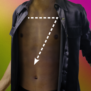 Męski tors w otwartej ciemnej koszuli, z białą strzałką w kształcie cyfry 7 na klatce piersiowej. Reklama Axe Epic Fresh.