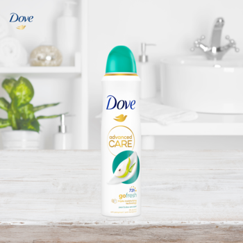 Dove Advanced Pear & Aloe Vera antyperspirant w sprayu, biała butelka z zieloną nakrętką, widok z przodu.