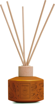 Karmelowy dyfuzor zapachowy Dorota & Aroma Home 100ml z etykietą i patyczkami celulozowymi, widok frontalny.