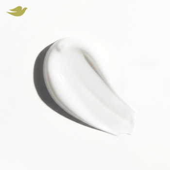 Kremowa smuga antyperspirantu Dove Fresh Care z 1/4 kremu nawilżającego, na białym tle z logo Dove.