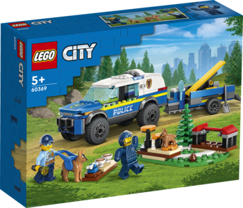 Zestaw LEGO City Police 60369 z niebieskim SUV-em i lawetą, figurki policjanta, psa i złodzieja.